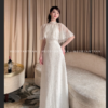 2. Các mẫu váy xinh hot trend được yêu thích nhất hiện nay 4 Các mẫu váy xinh hiện nay ngày càng đa dạng về kiểu dáng và phong cách, giúp các nàng dễ dàng lựa chọn theo sở thích và hoàn cảnh. Nếu bạn biết chọn đúng kiểu váy phù hợp, chỉ cần diện lên là đã có ngay một outfit cuốn hút mà không cần phối quá nhiều. Dưới đây là những kiểu váy đang “làm mưa làm gió” và được rất nhiều bạn gái yêu thích. Mỗi loại đều mang một phong cách riêng, phù hợp với từng nhu cầu khác nhau. Những mẫu váy xinh nàng không nên bỏ lỡ: Váy tiểu thư nhẹ nhàng Đây là kiểu váy được yêu thích nhất nhờ thiết kế mềm mại, nữ tính với tone màu pastel hoặc trắng. Phù hợp cho đi chơi, chụp ảnh hoặc hẹn hò. Váy đi tiệc sang trọng Thường là váy ôm dáng hoặc có điểm nhấn như đính đá, cut-out nhẹ giúp bạn trở nên nổi bật và cuốn hút trong những dịp đặc biệt.