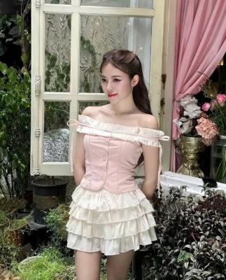 Áo tiểu thư hồng phối váy trắng