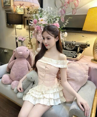 Áo tiểu thư hồng phối váy trắng